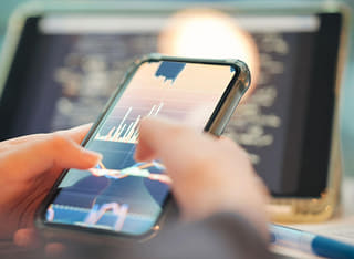 مستثمر يراجع مدى شفافية إجراءات السحب وتحويل الأموال