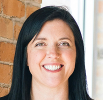 ضمن فريق الخدمة، صورة شخصية لرئيسة دعم العملاء Sophie Hartwell